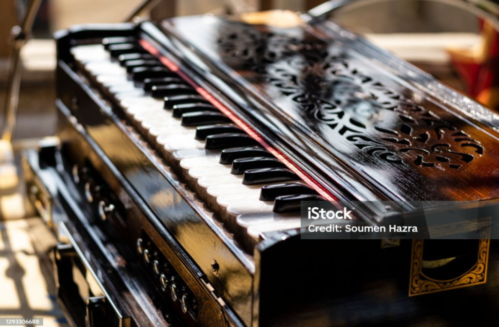 FOLDABLE HARMONIUM